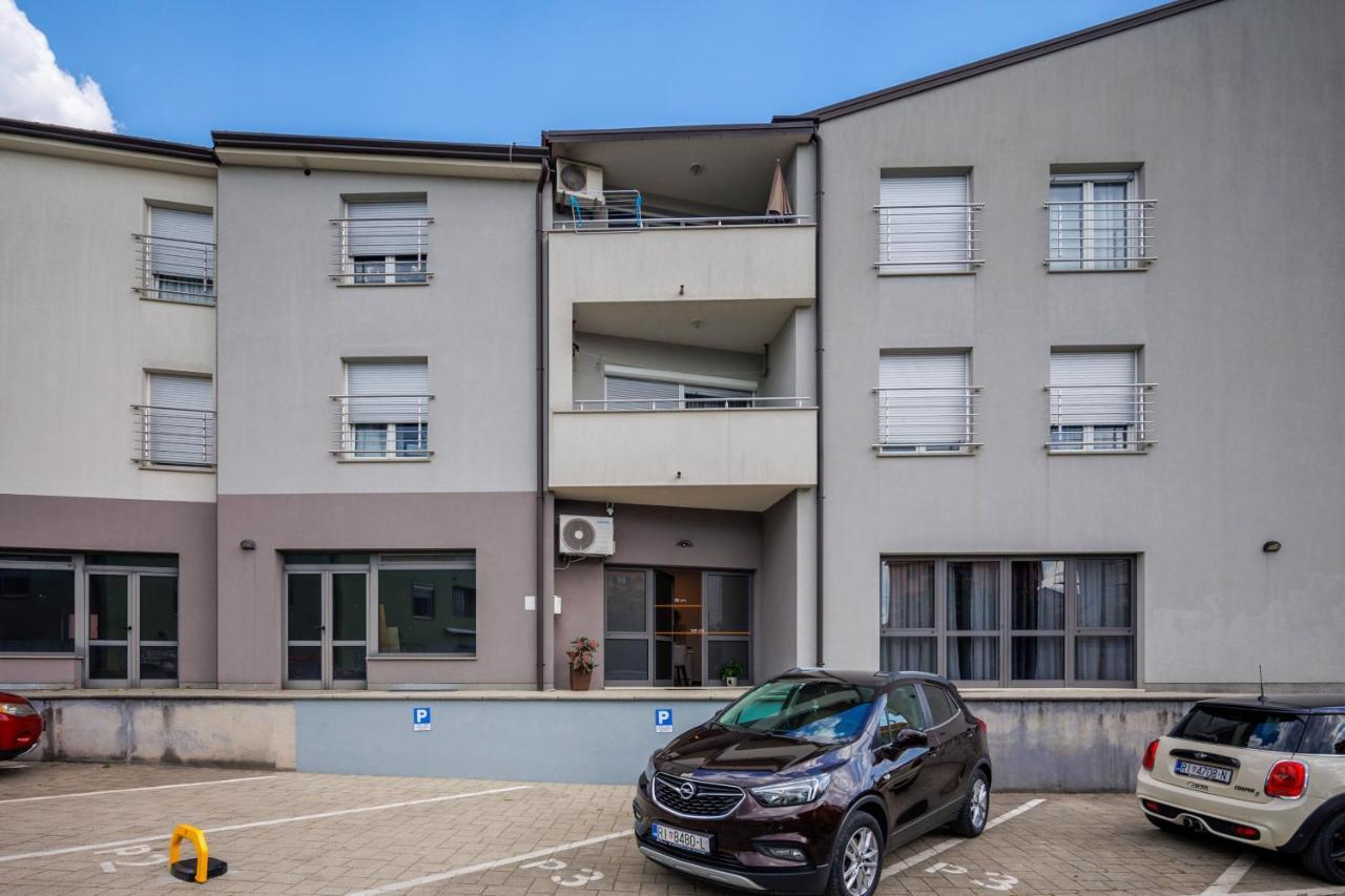 Terra 5 Deluxe Apartment On The Ground Floor With Private Parking 里耶卡 外观 照片