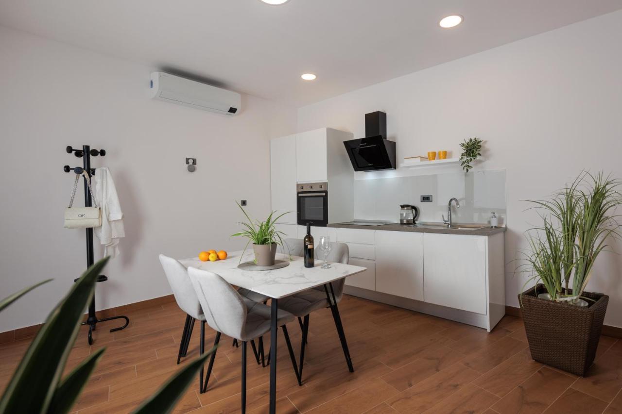 Terra 5 Deluxe Apartment On The Ground Floor With Private Parking 里耶卡 外观 照片